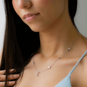 ¡Uy! Collar flor y puntos mini circones
