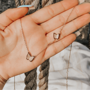 ¡Uy! Collar Mariposas en Acero Inoxidable
